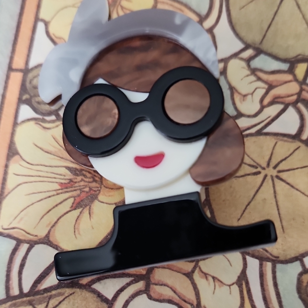 Stylish Black and Brown Brooch